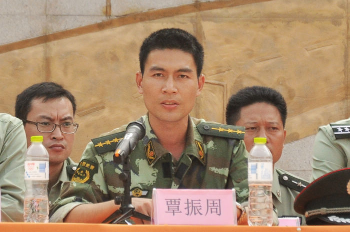 广西武警一支队队长覃振周发表新生军训总结讲话