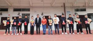 学院领导为荣获2020年广西职业大赛中职组《工程测量》项目一等奖的参赛选手颁发证书