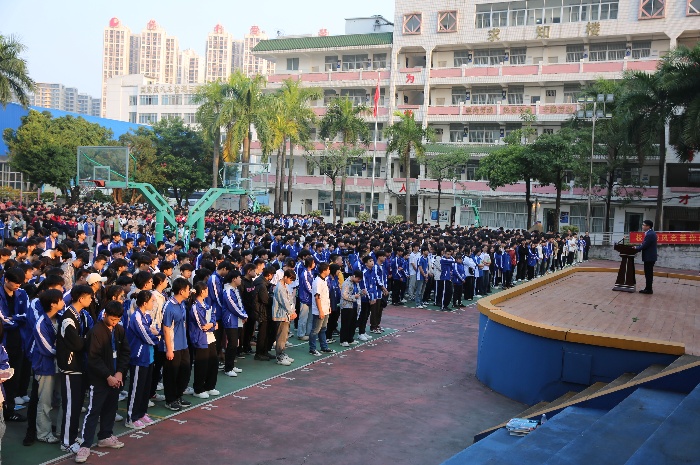 同学们认真聆听.jpg