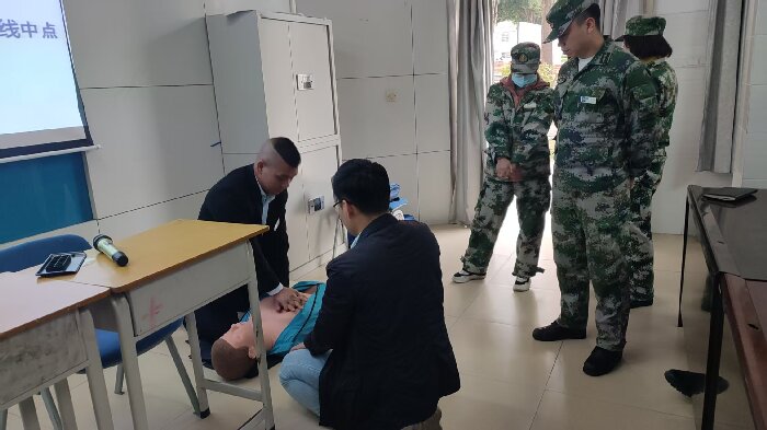 安保人员模拟按压操作.jpg