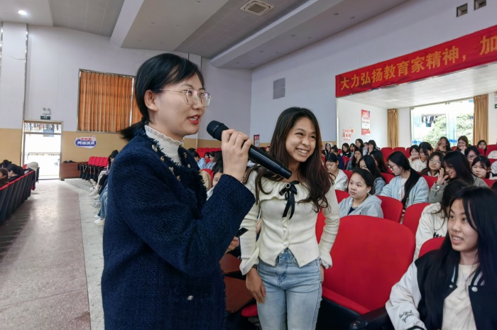 梁寿珺与女生互动图一.jpg