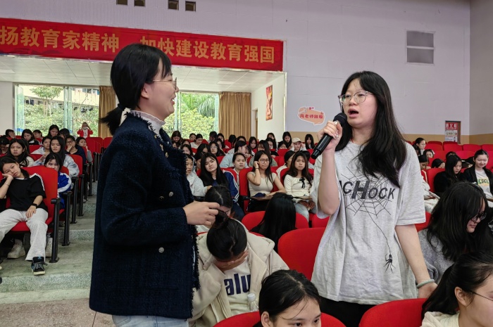 梁寿珺与女生互动图二.jpg