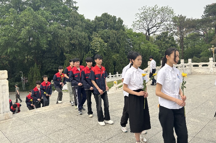 向革命先烈敬献菊花1.jpg