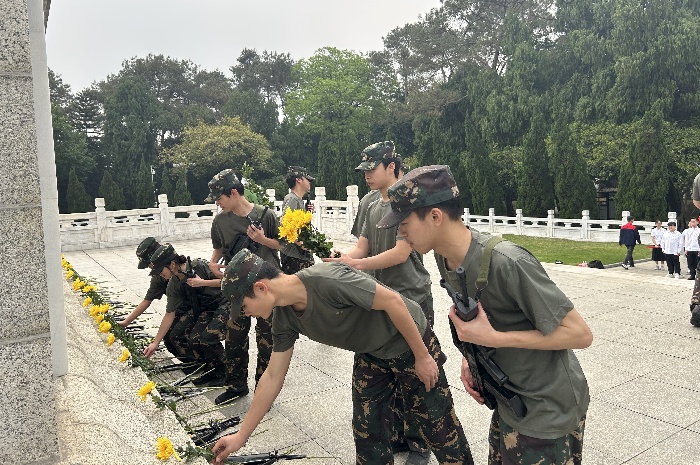 向革命先烈敬献菊花2.jpg
