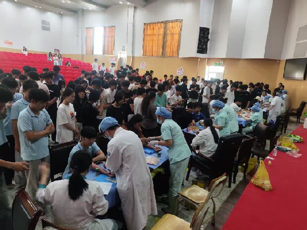 学生排队做筛查.jpg