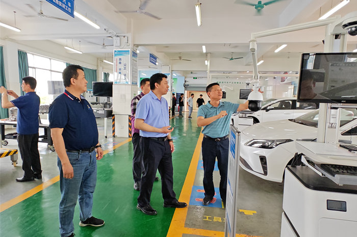 参观新能源汽车实训基地_副本.jpg