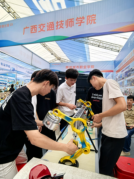 学生参观汽车零部件手工艺品.jpg