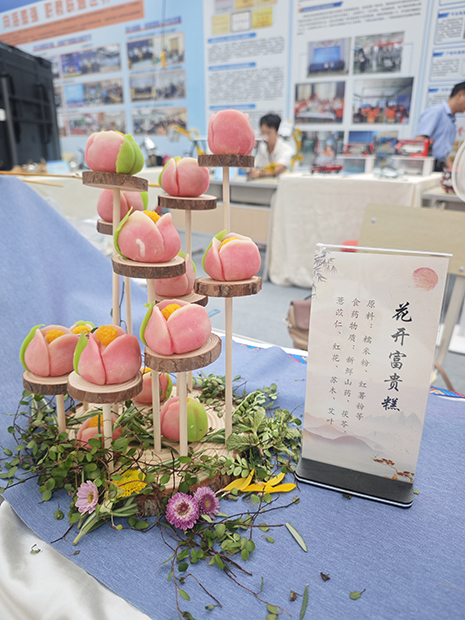 象形面点参展作品：花开富贵糕.jpg