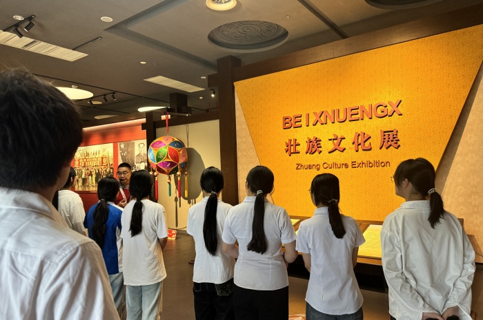 参观壮族文化展厅.JPG.jpg