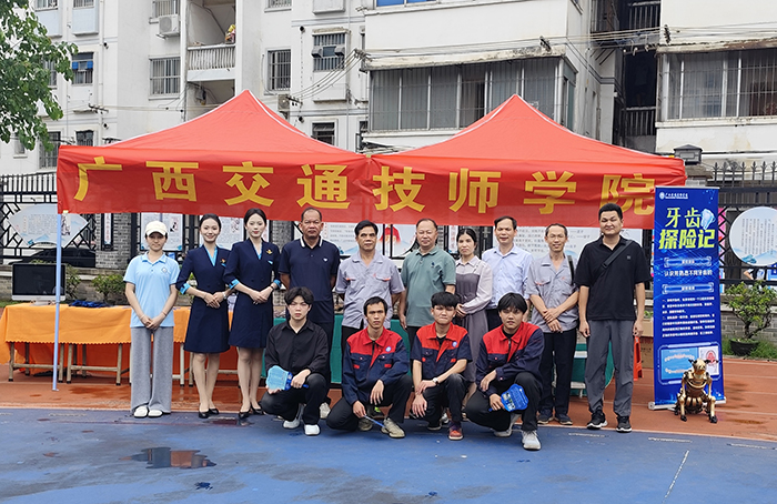 展示现场师生合影.jpg