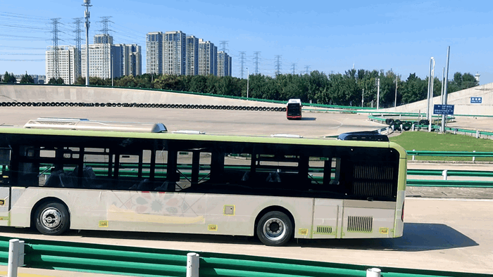 1758525554850004997.gif 宇通客车高环试车道试验场.gif