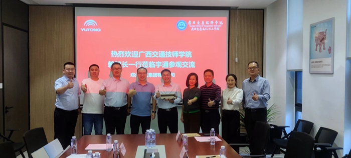 1758525645601062566.jpg 校企双方合影.jpg