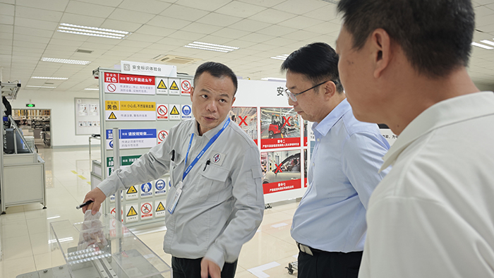 1758704341912043154.jpg “广西工匠”卢远西介绍培训设备.jpg