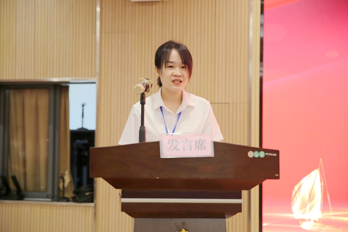 2024年师徒结对新进教师徒弟代表覃红羽.jpg