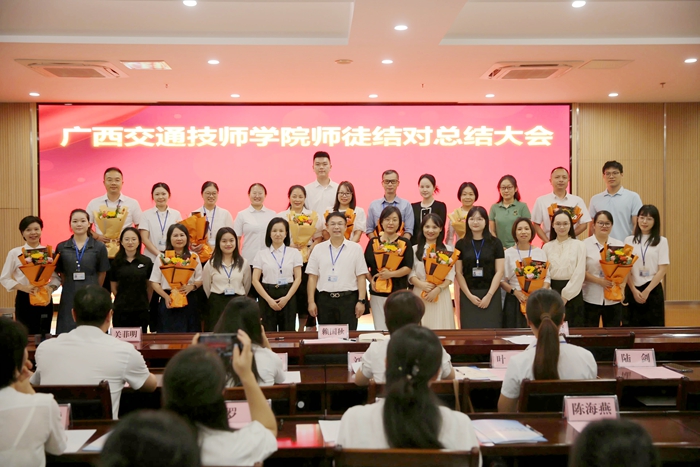 2022年结对师徒圆满完成结对任务.jpg