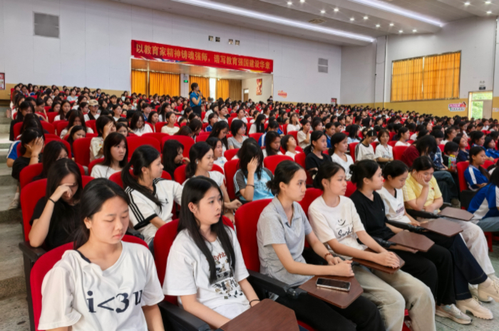 全体女生聆听讲座图.jpg