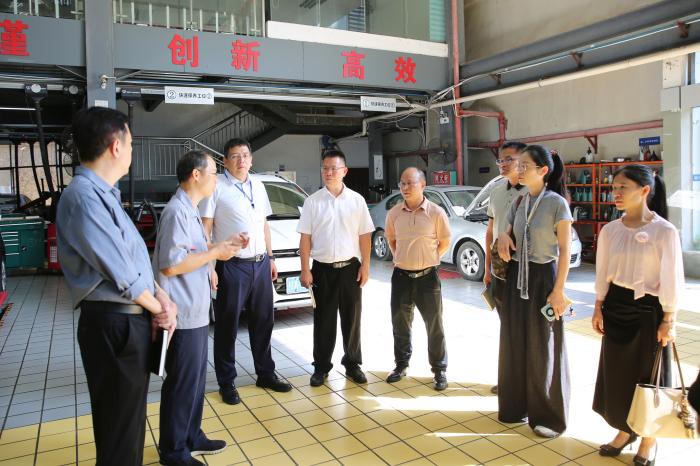 1760690880298015640.jpg 交流团队参观我院实训基地1.jpg