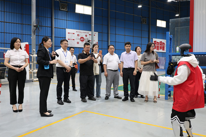专家组实地核查学院新专业实训基地（一）_副本.jpg